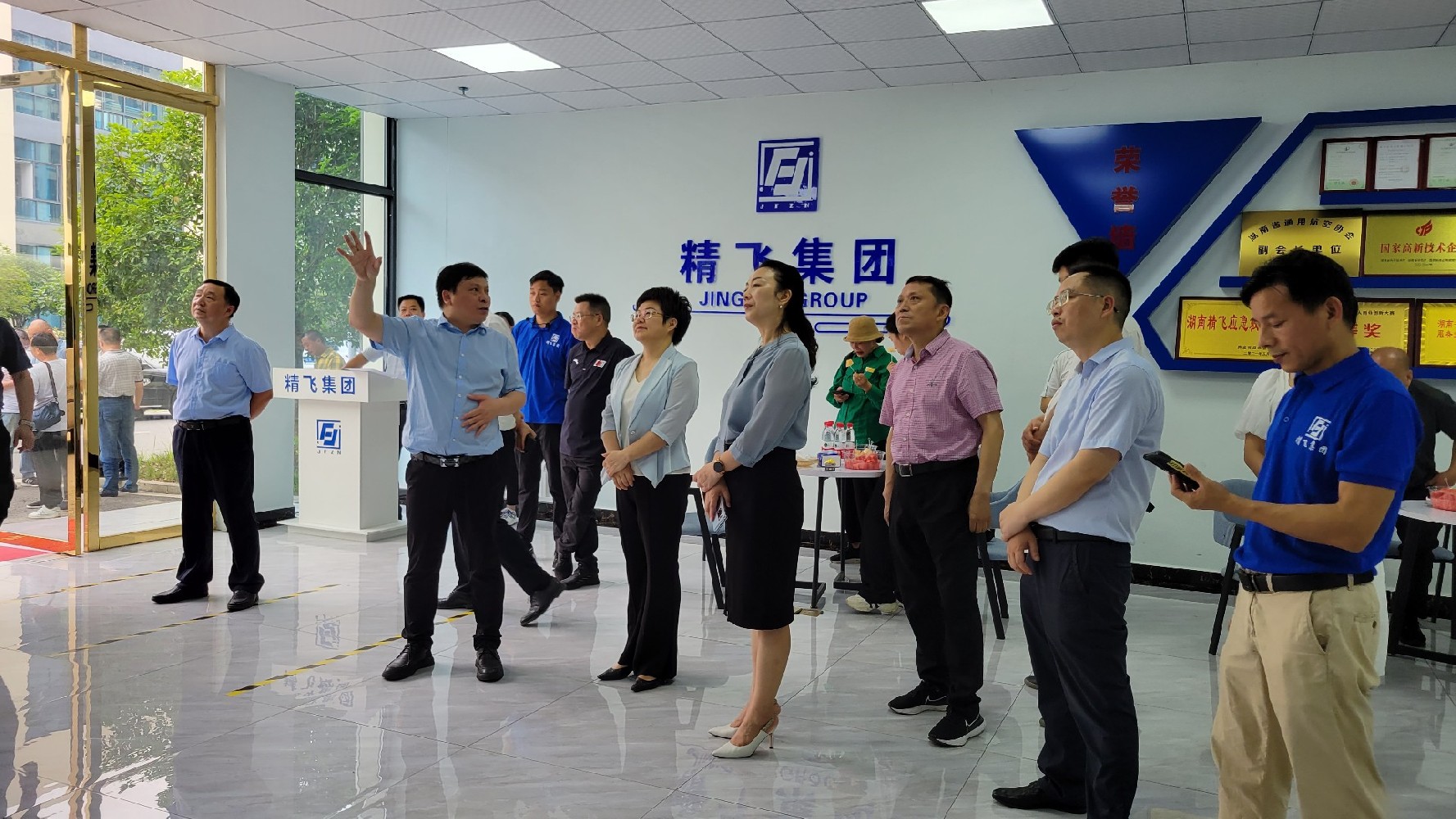 婁底市委常委、副市長謝學(xué)龍率隊蒞臨精飛集團調(diào)研數(shù)字化轉(zhuǎn)型